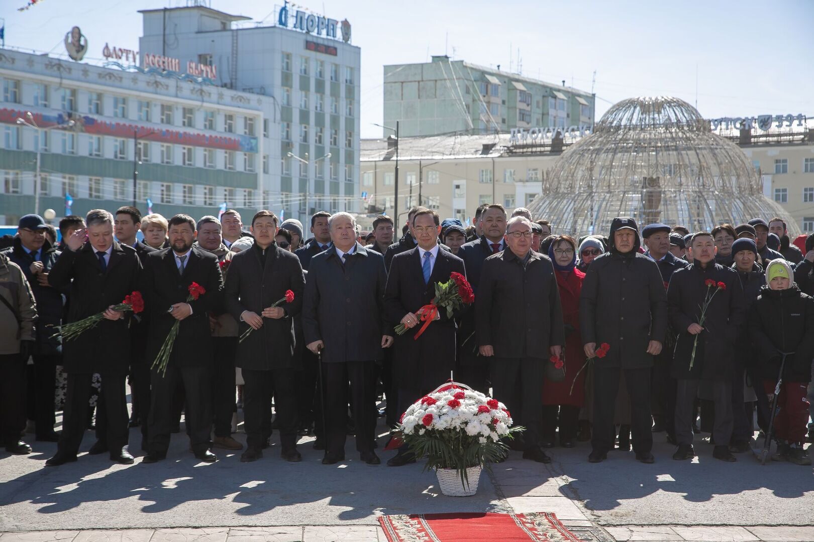 Депутаты гордумы возложили цветы к памятникам выдающихся государственных и политических деятелей Якутии
