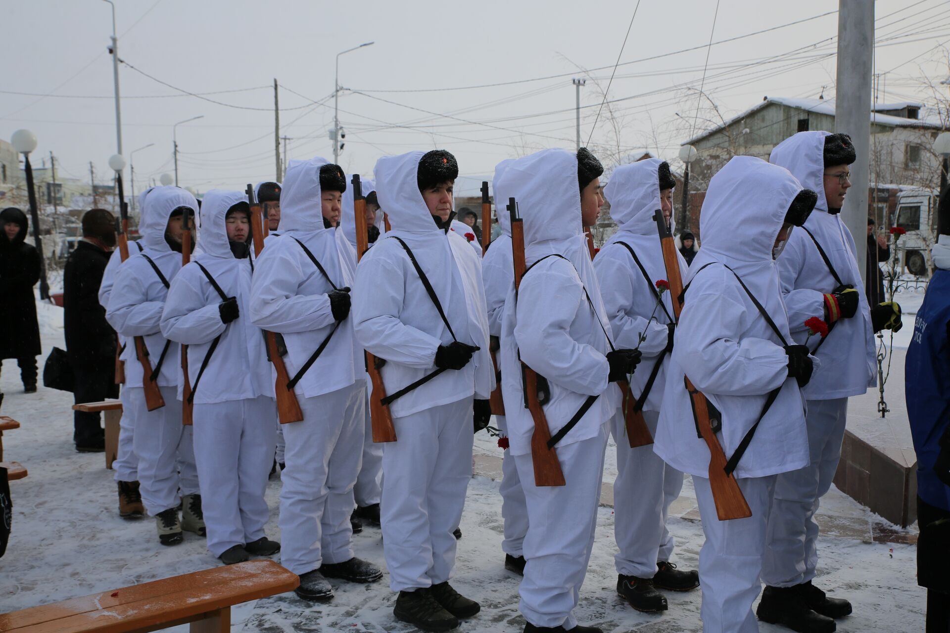 Возложение цветов к обелиску  "Журавли над Ильменем"